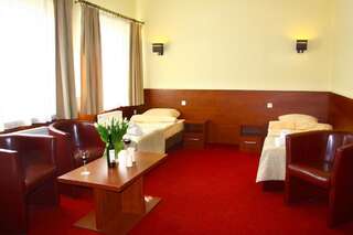 Отели типа «постель и завтрак» Hotelik Amber Рашин Трехместный номер-4